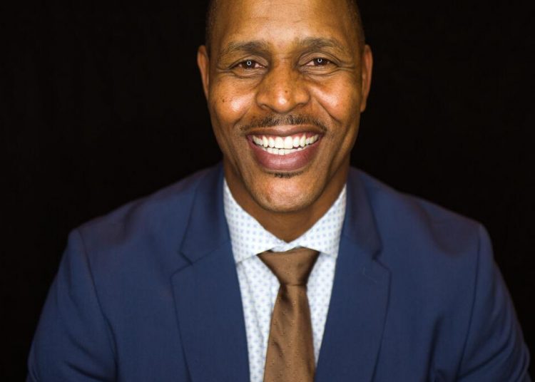 Former NFL player gives back to community